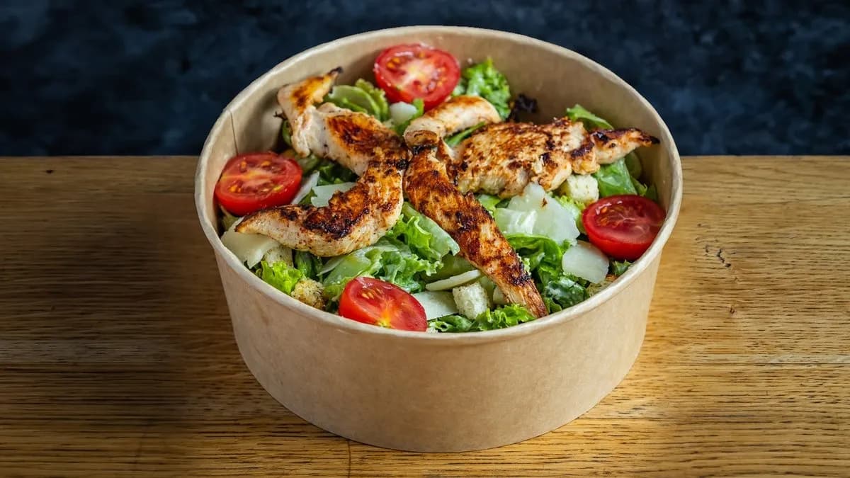 CÉZÁR SALÁTA CREAMY GARLIC ÖNTETTEL ÉS HÁZI KRUTONNAL ÉS ROSTON CSIRKECSÍKOK