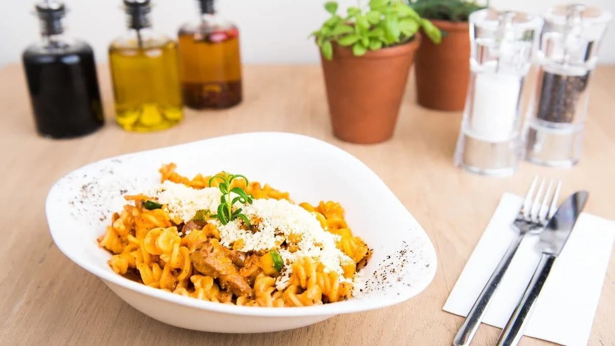 PASTA FILETTO DI MANZO CON VINO ROSSO