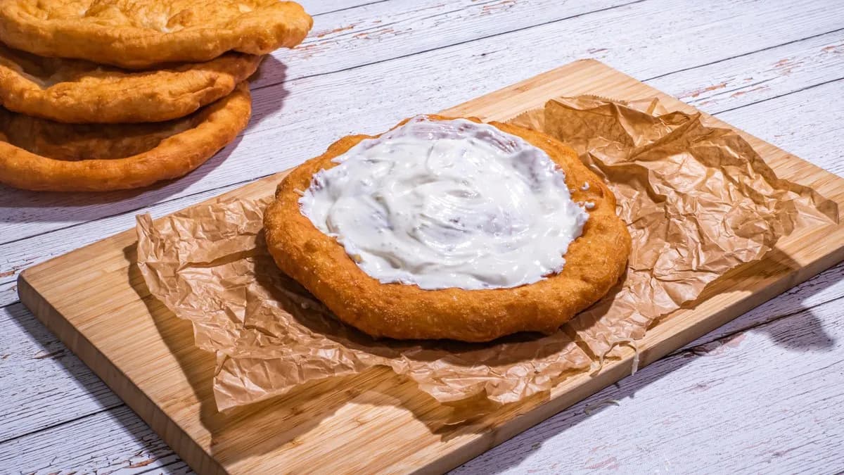 Tejfölös Lángos