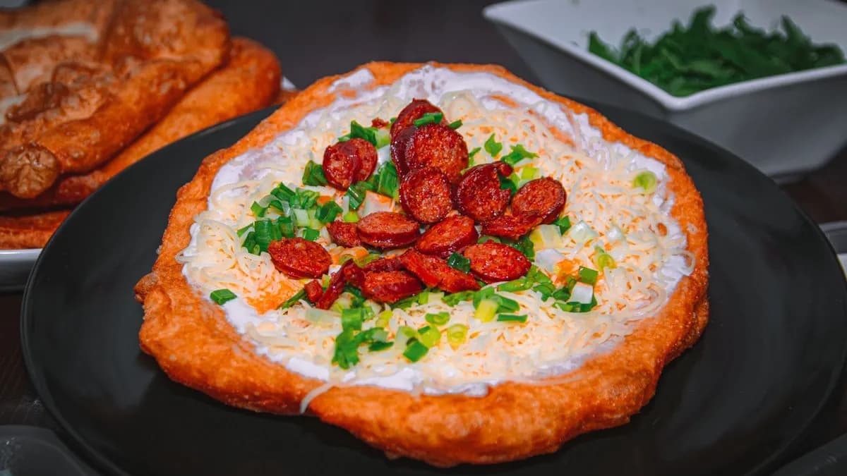 Juhtúros-Kolbászos-Újhagymás Lángos