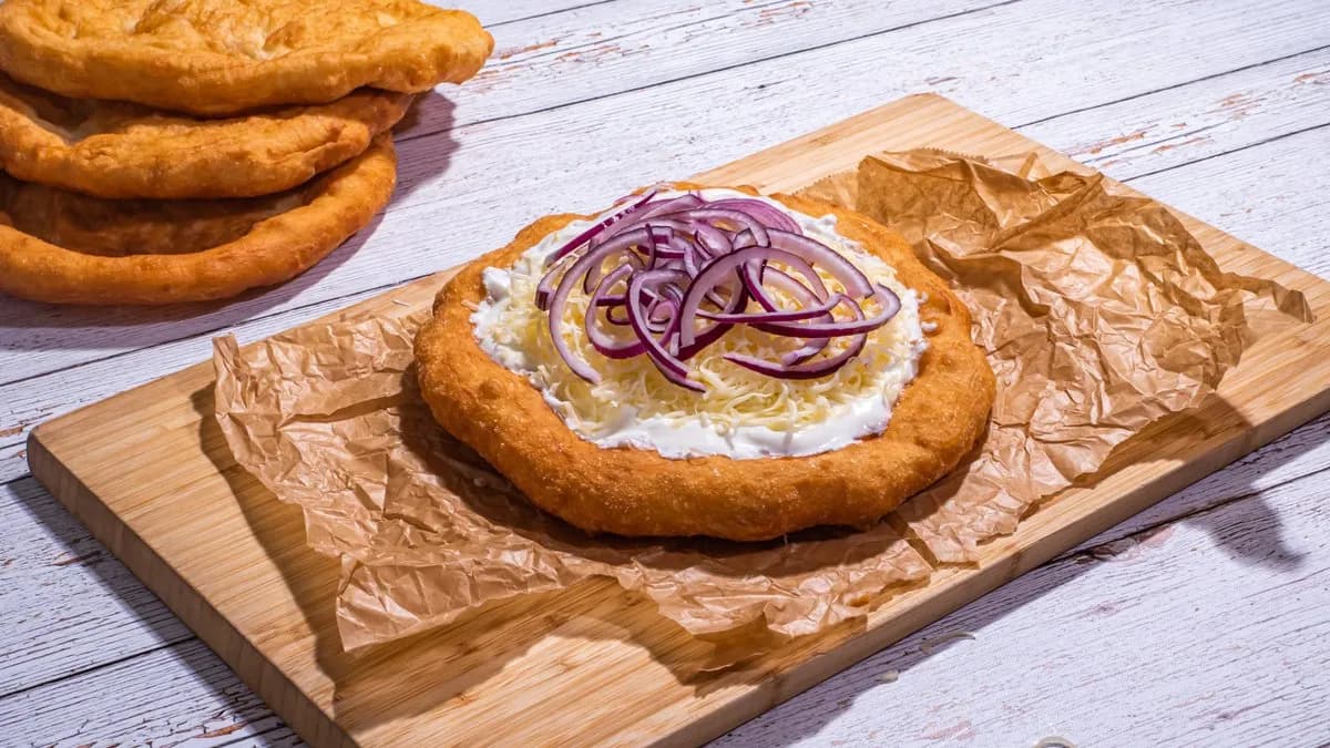 Sajtos-Tejfölös Lila Hagymával