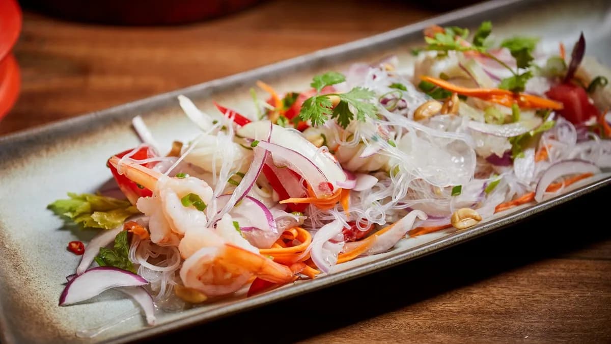 Yum Woon Sen (Üvegtészta Saláta Tengeri Gyümölcseivel)