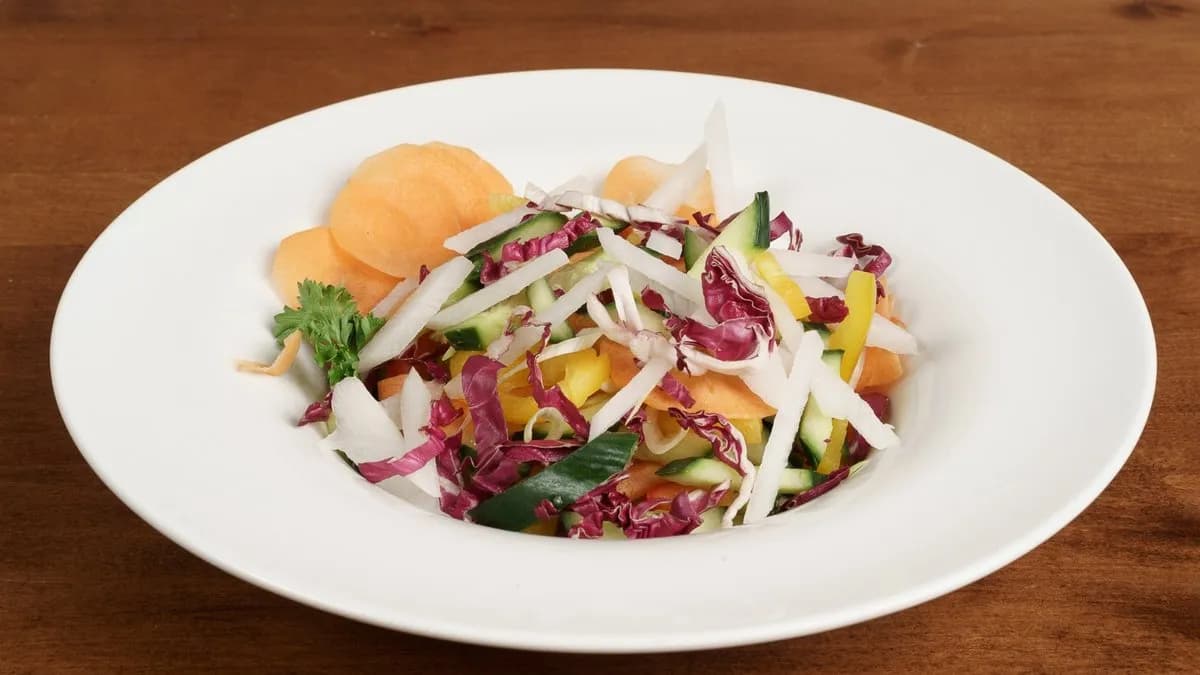 Friss kevert saláta, rokfort öntettel