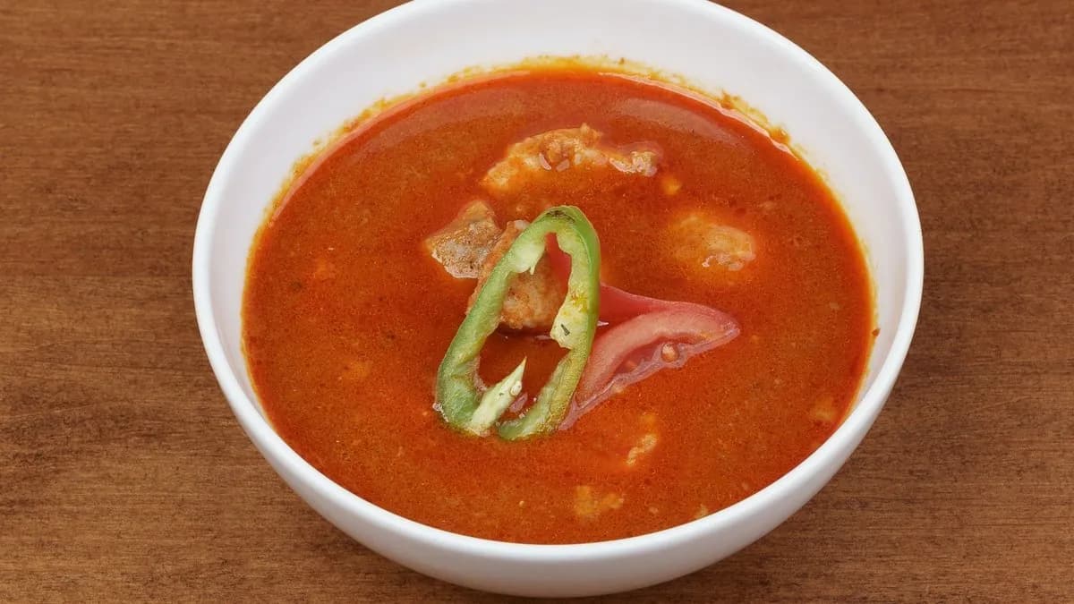 Halászlé harcsafiléből mini zsemlével