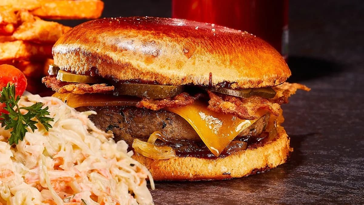 Trófea Burger "B" menü Coleslaw saláta, Coca Cola 0,33 l