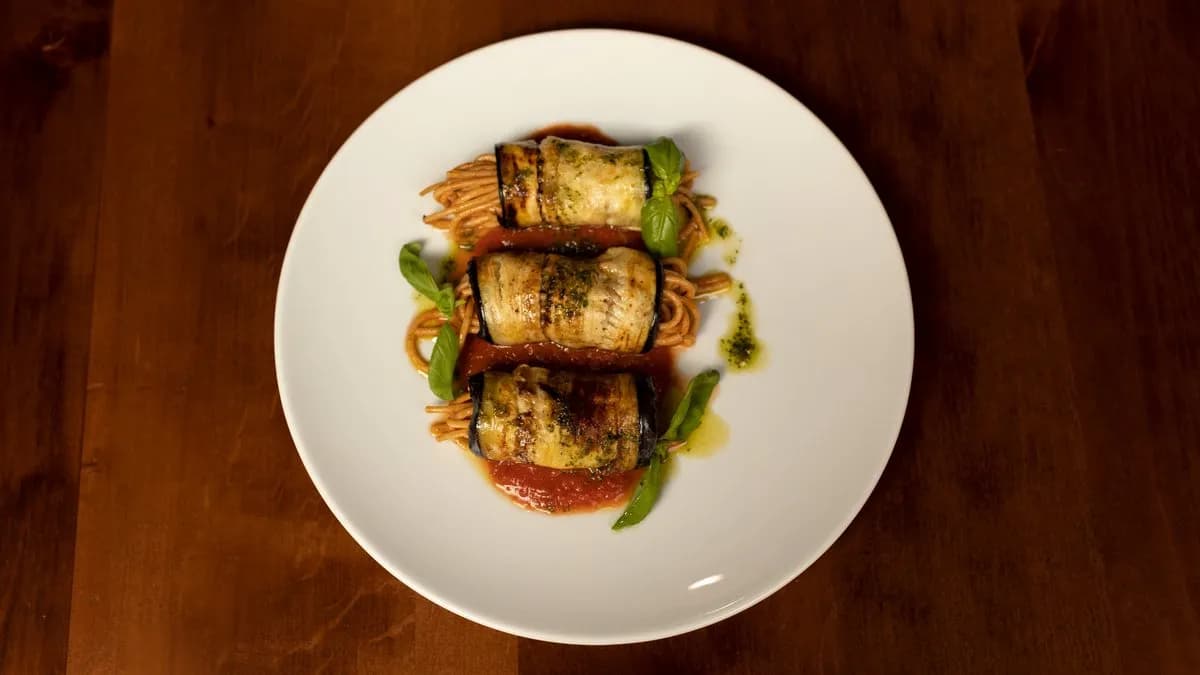 VEGÁN Paradicsomos spagettivel töltött padlizsán pestóval