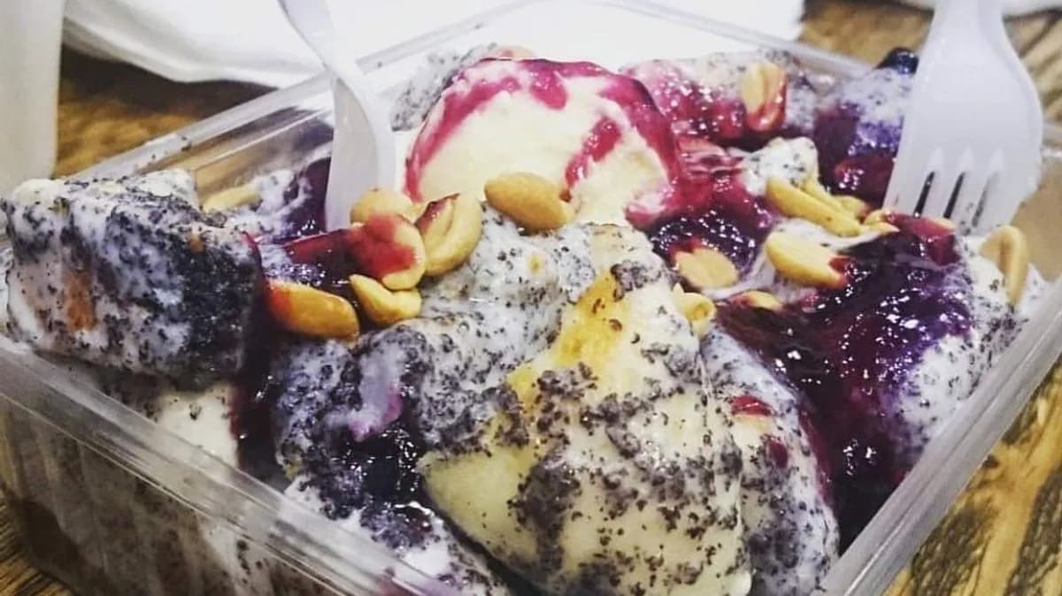 Bors mákos guba, pirított mogyoró, áfonya öntet