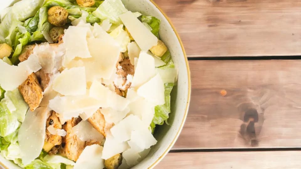 Omlós sült csirkés Cézár saláta