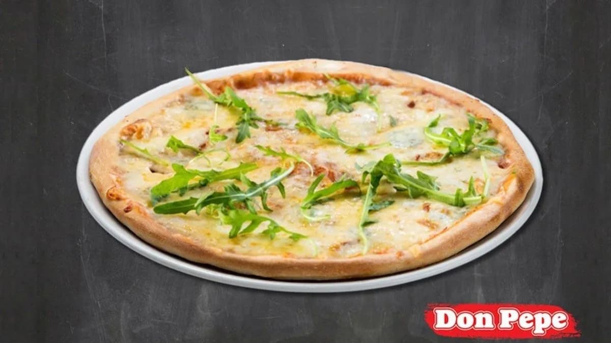 Négysajtos-rukkolás pizza