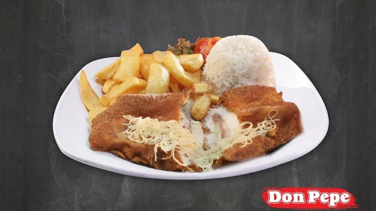 Sajttal-sonkával töltött jércemell, vegyes körettel