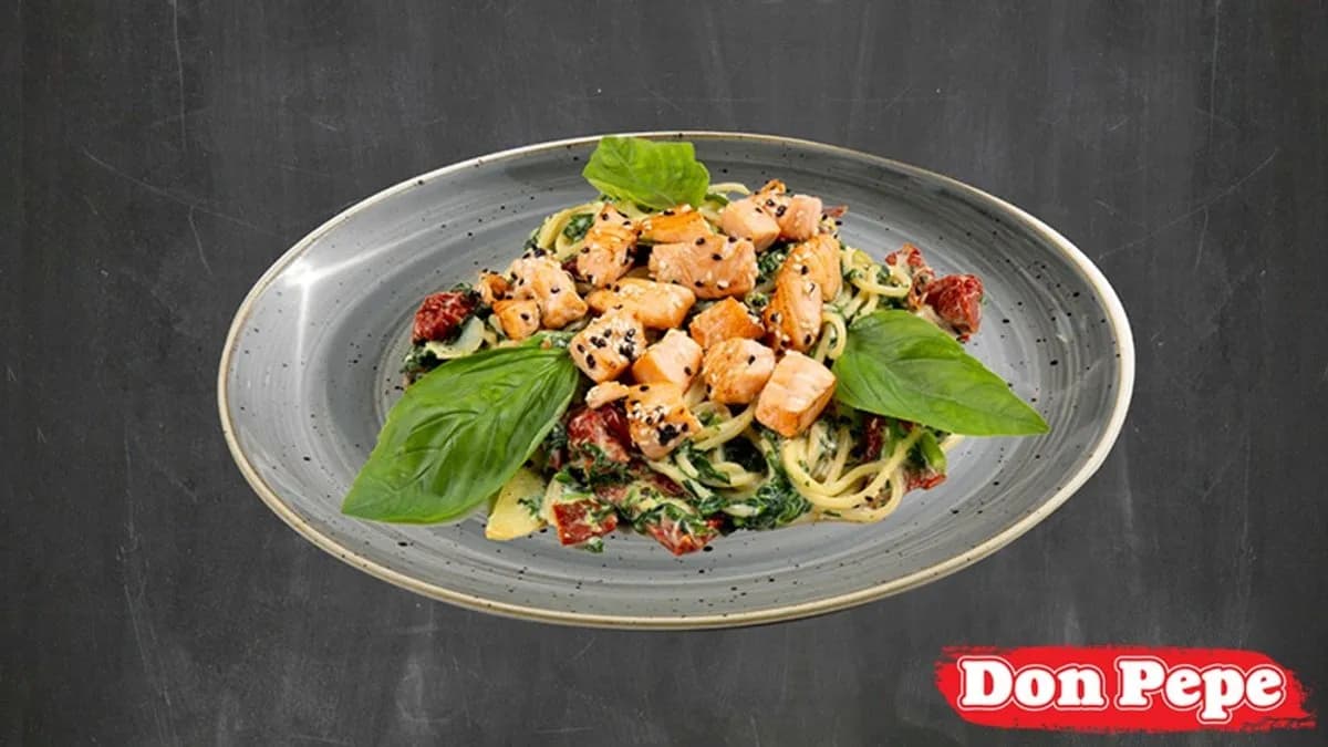 Tejszínes parajos-aszalt paradicsomos spaghetti pirított lazackockákkal