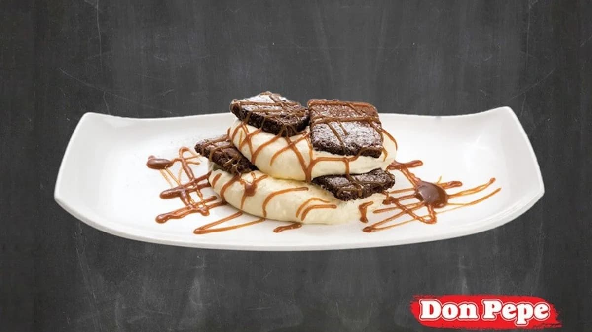 Fehércsokoládé mousse brownie-val