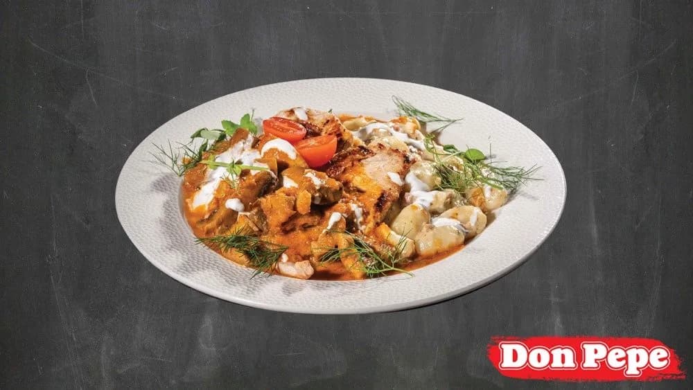 Gombapaprikás sertésborda, füstölt sajtos tejfölös burgonyagombóccal