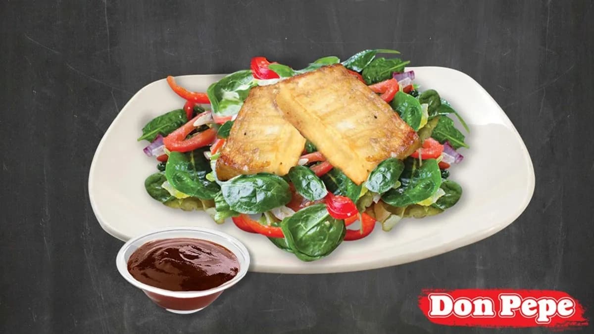 Vegán grillezett protein szeletek kevert salátával