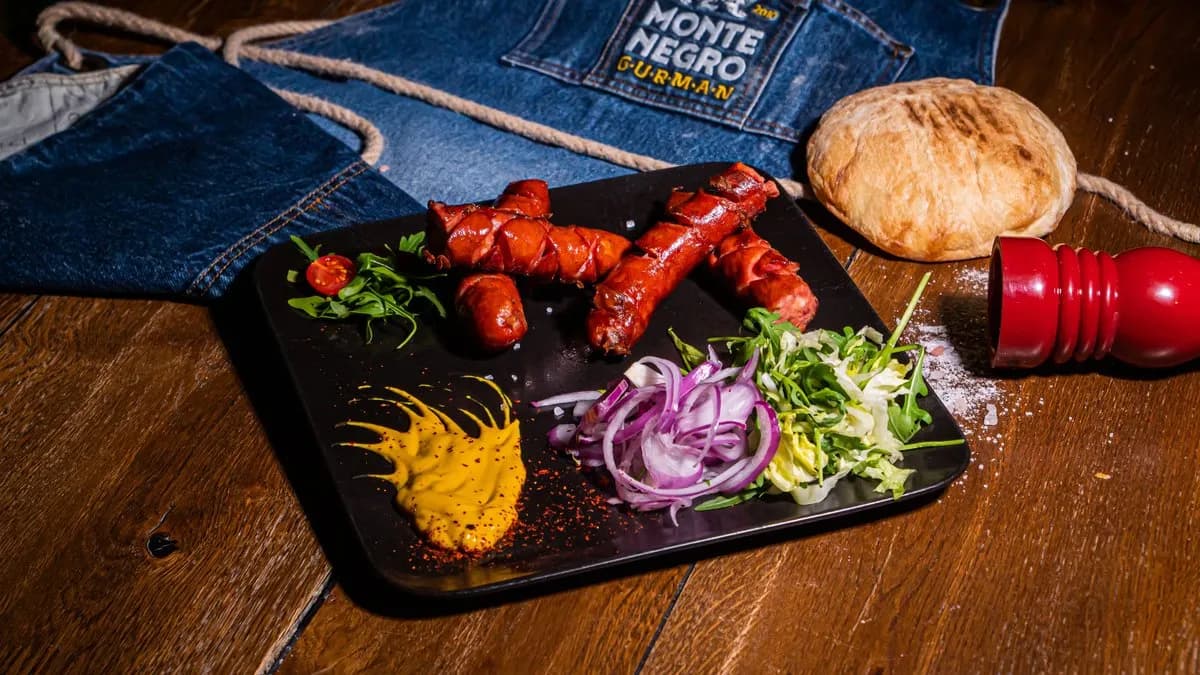 Grillezett sajtos kolbász chilivel fűszerezve