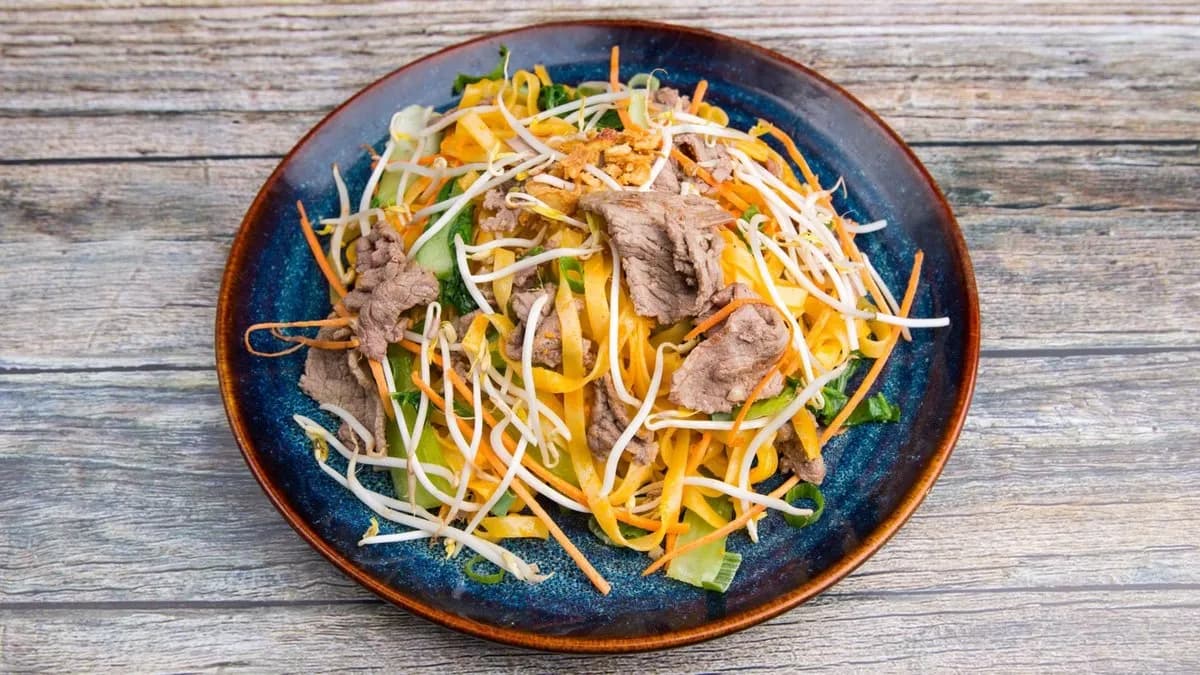 Wokban készült rizstészta marhahússal