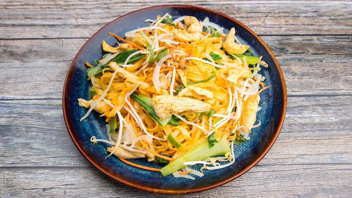 Wokban készült rizstészta csirkehússal