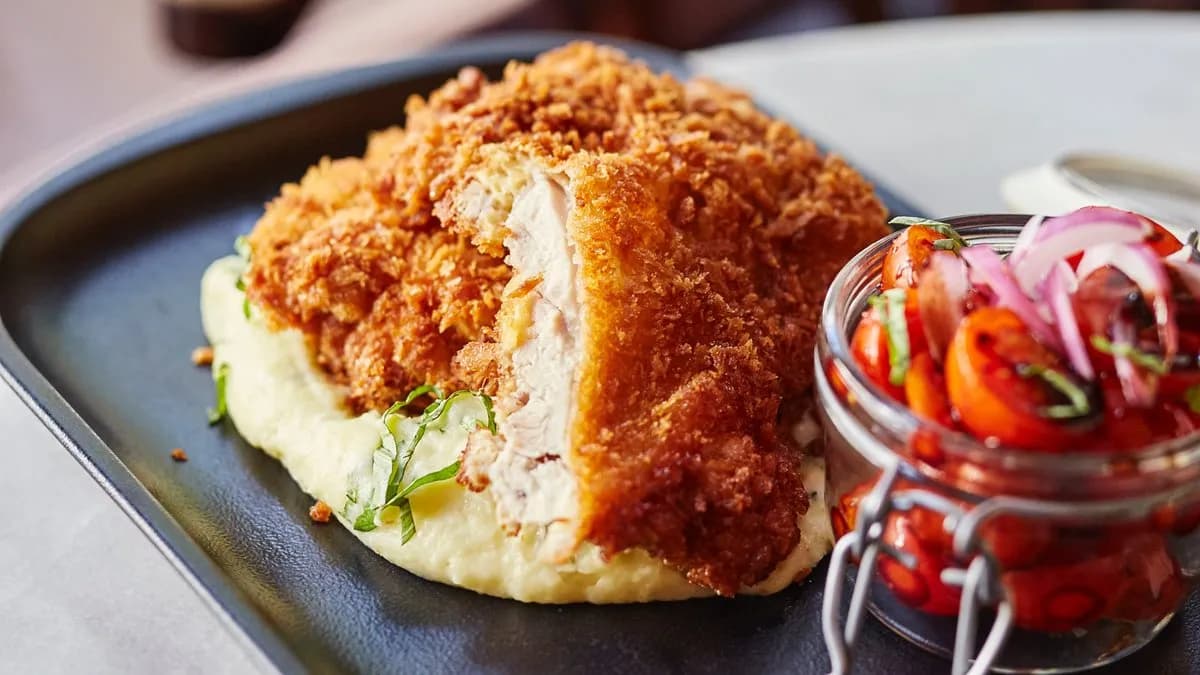 Rántott csirkecombfilé ruccolás krumplipürével, paradicsomsalátával