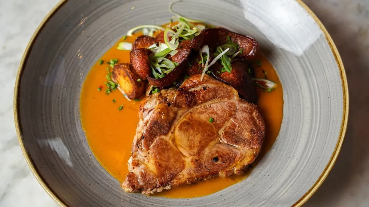 Mangalicatarja paprikás krumplival, házi csalamádéval