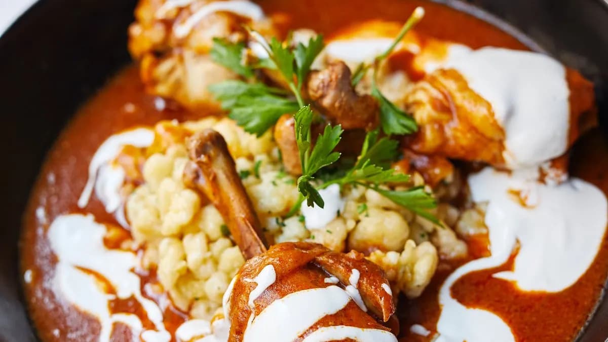 Csirkepörkölt petrezselymes galuskával,  tejfölös uborkasalátával