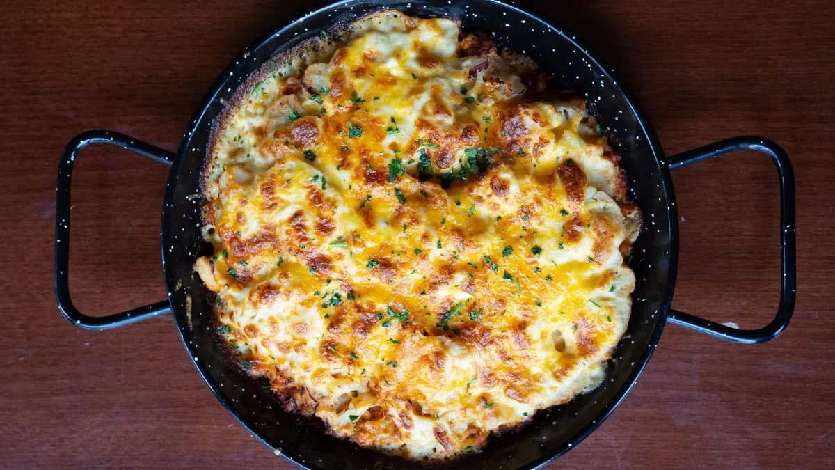 Csirkés rakott karfiol cheddar sajtos besamellel