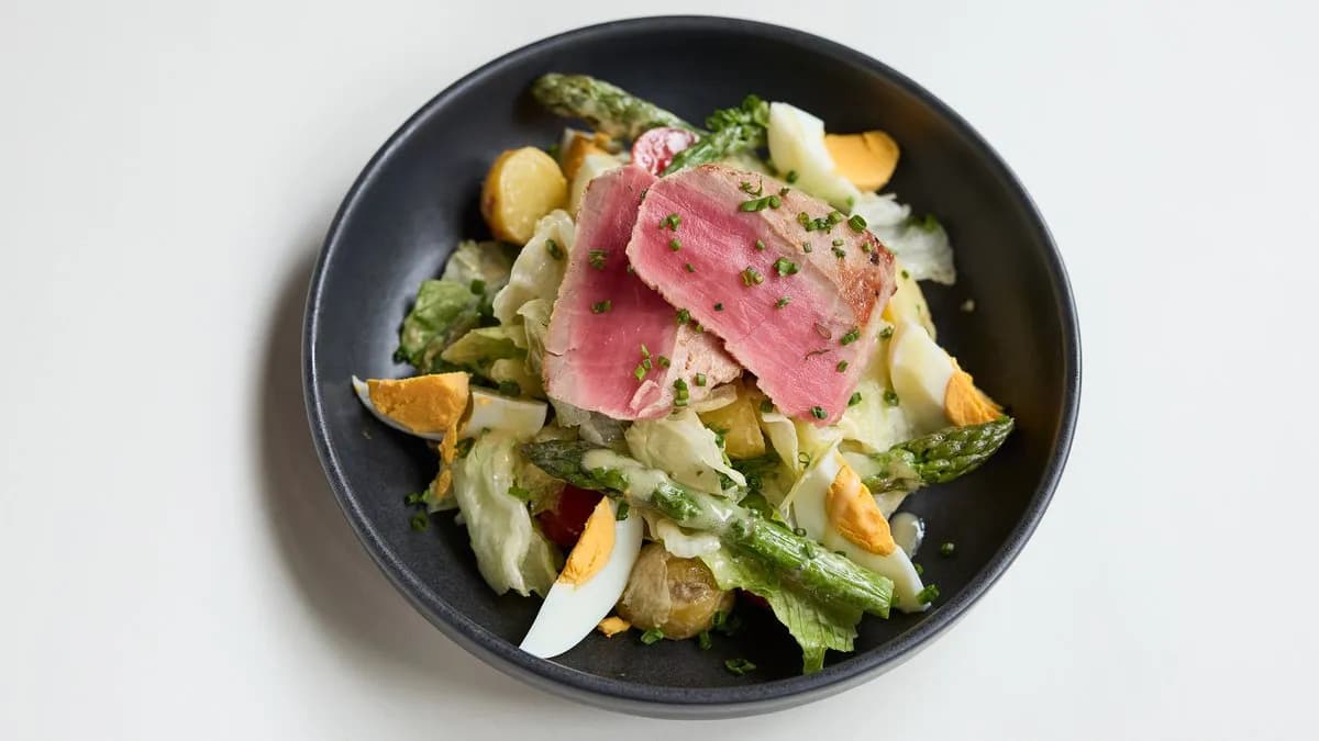 SPÁRGÁS NIZZAI SALÁTA, GRILLEZETT VÖRÖS TONHAL