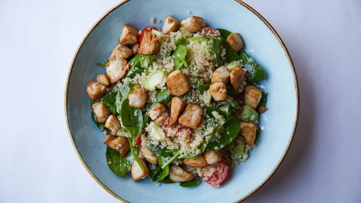 Avokádós quinoa saláta friss spenóttal, paradicsommal, csirkemellel