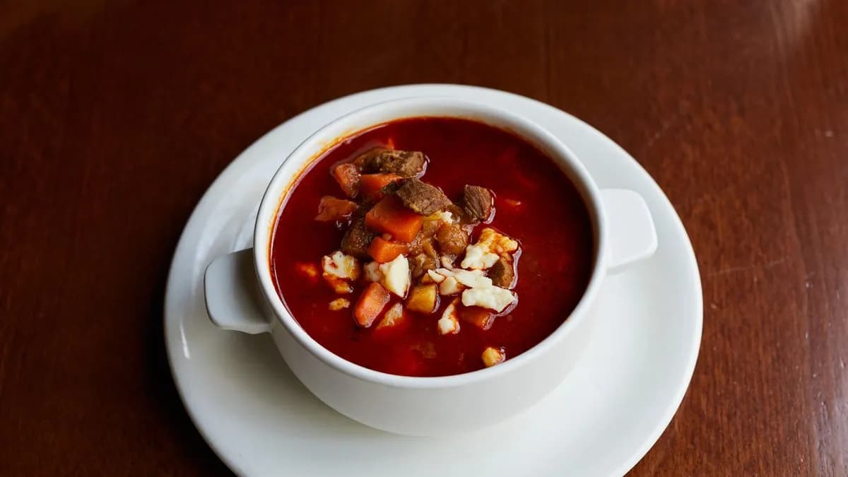 Marhagulyás csipetkével