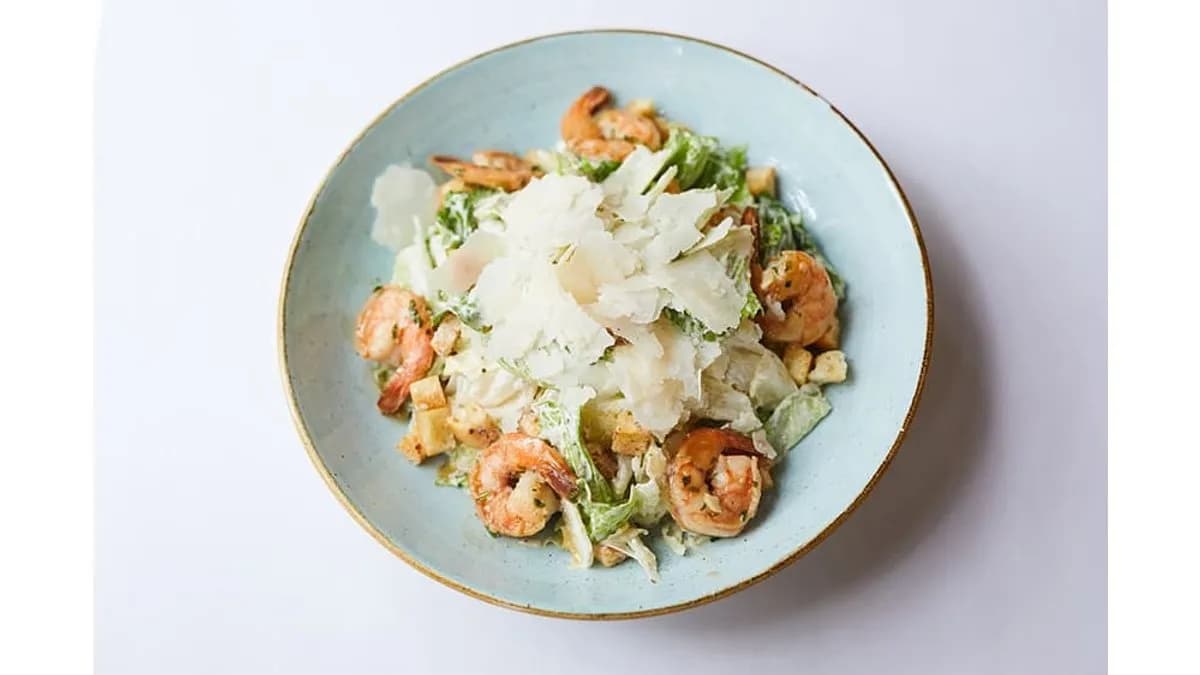 Cézár saláta pirított fokhagymás garnélarákkal