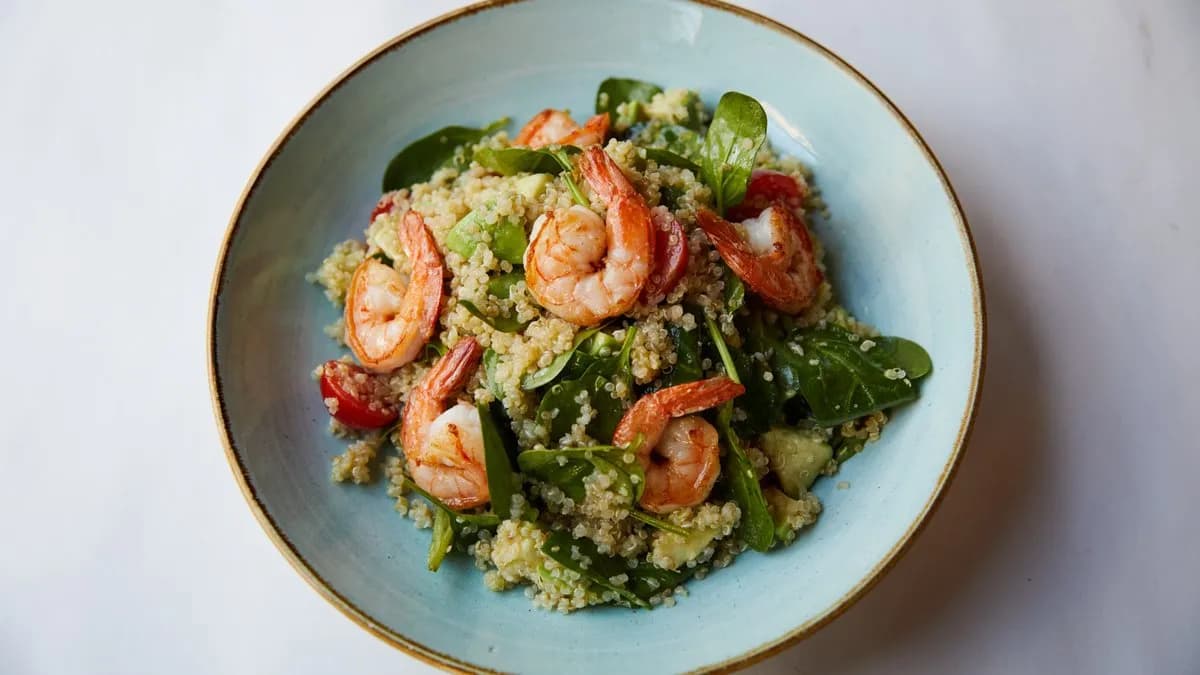 Avokádós quinoa saláta friss spenóttal, paradicsommal, pácolt garnélával