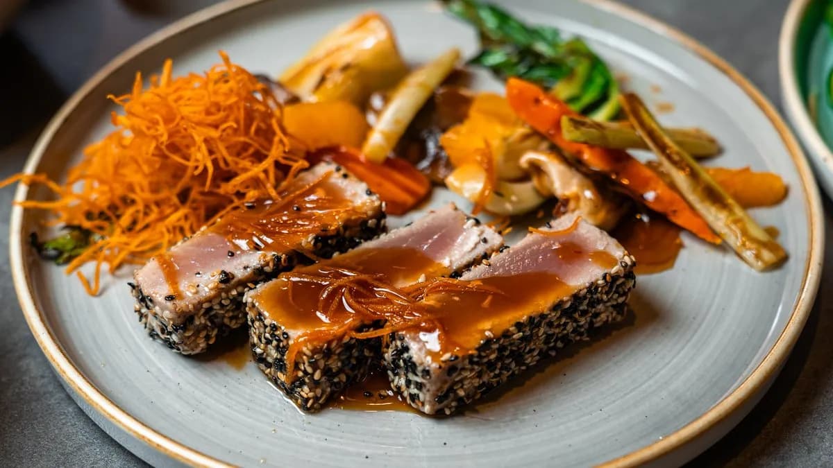 Szezámmagkéregben sült tonhalsteak választható Coca-Cola üdítővel