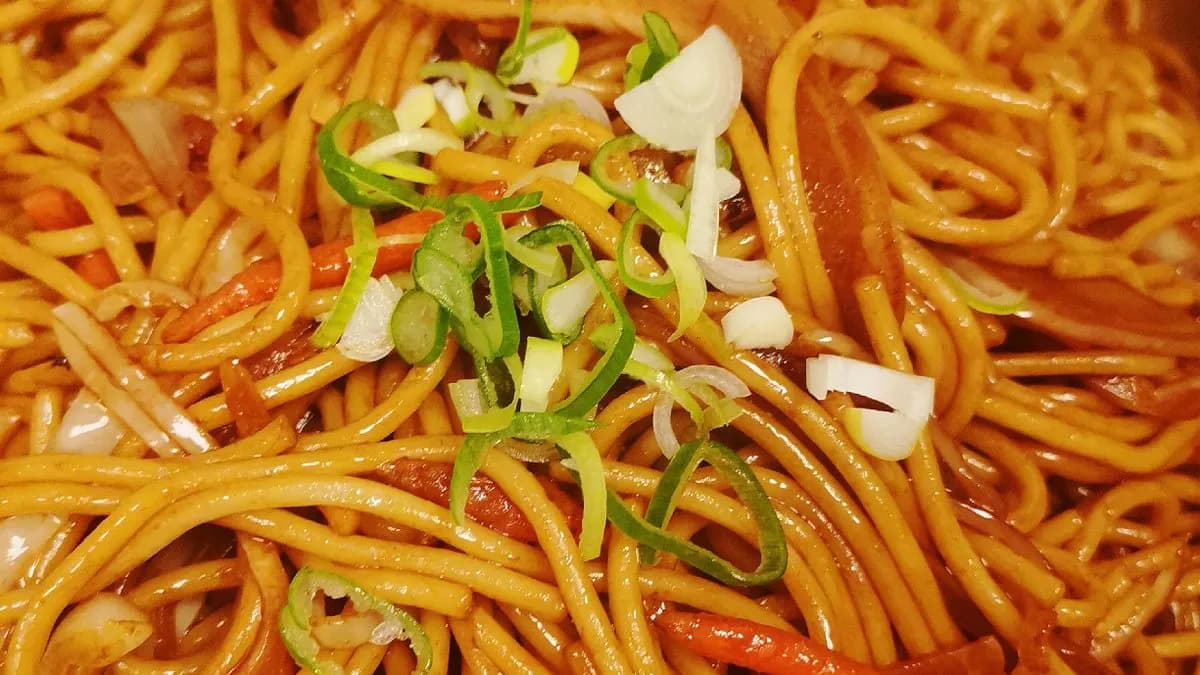 Pirított zöldségek tészta