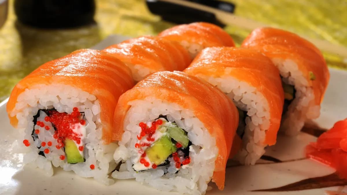 R2.Lazac roll /8db,三文鱼反卷