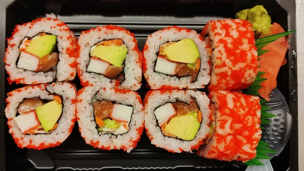 R1.Califonia roll 8db 红色鱼子反卷