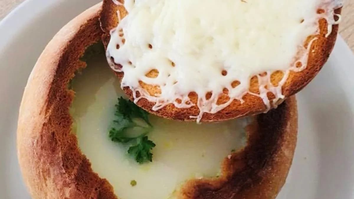 Fokhagyma krémleves házi cipóban