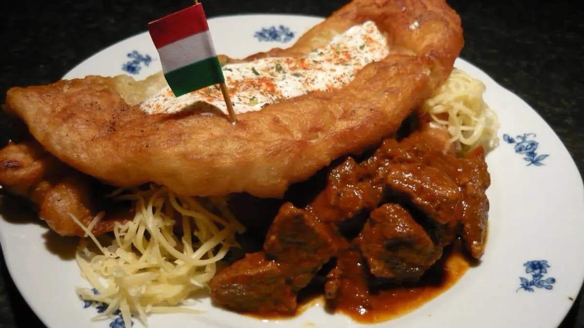 Marhapörköltes Lángos