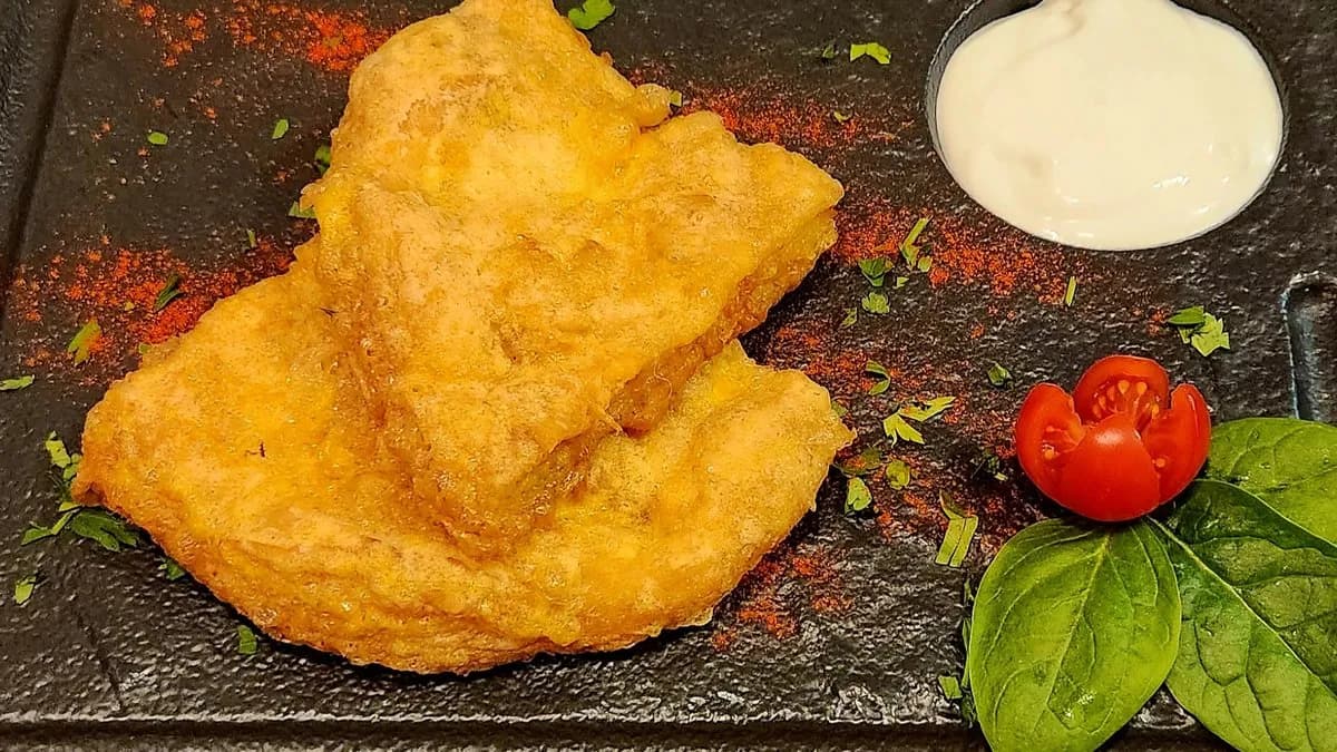 Bundás lángos fokhagymás tejföllel