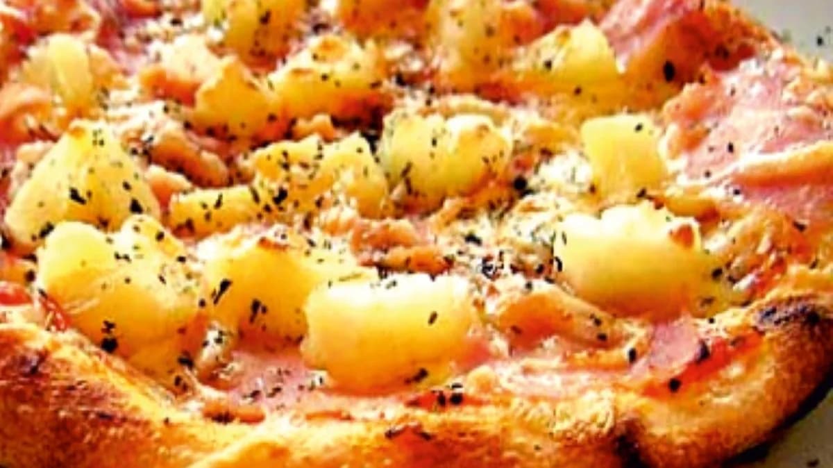 Pizza Hawaiian Style
