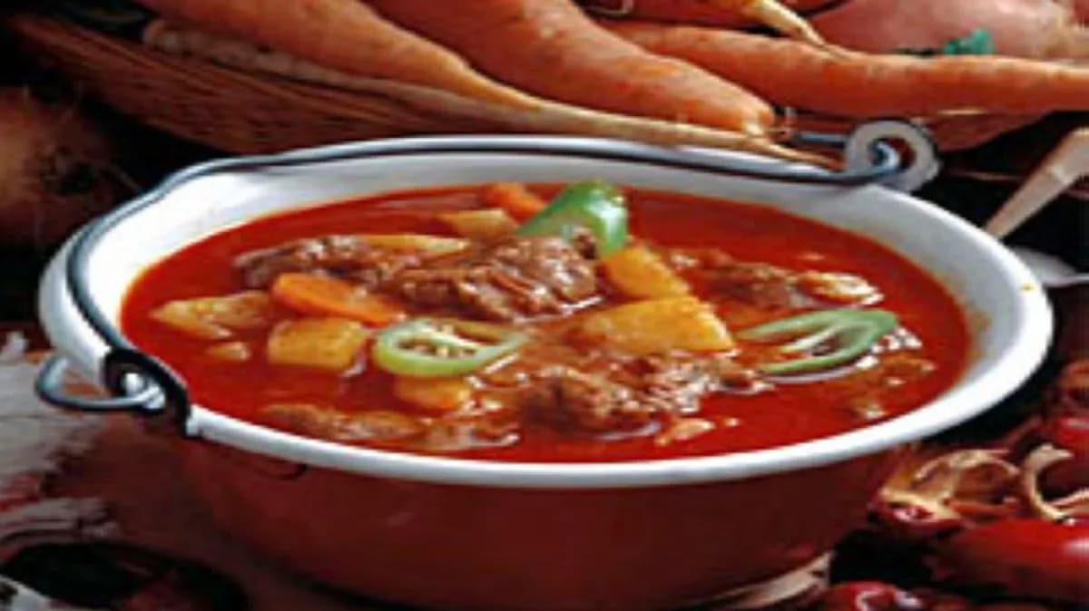 Házias gulyásleves galuskával és meleg puha kenyérrel