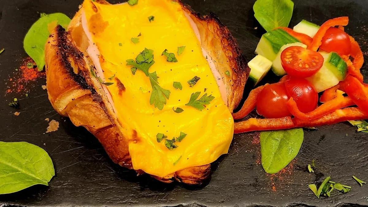 Friss croissant sonkával és sajttal besütve
