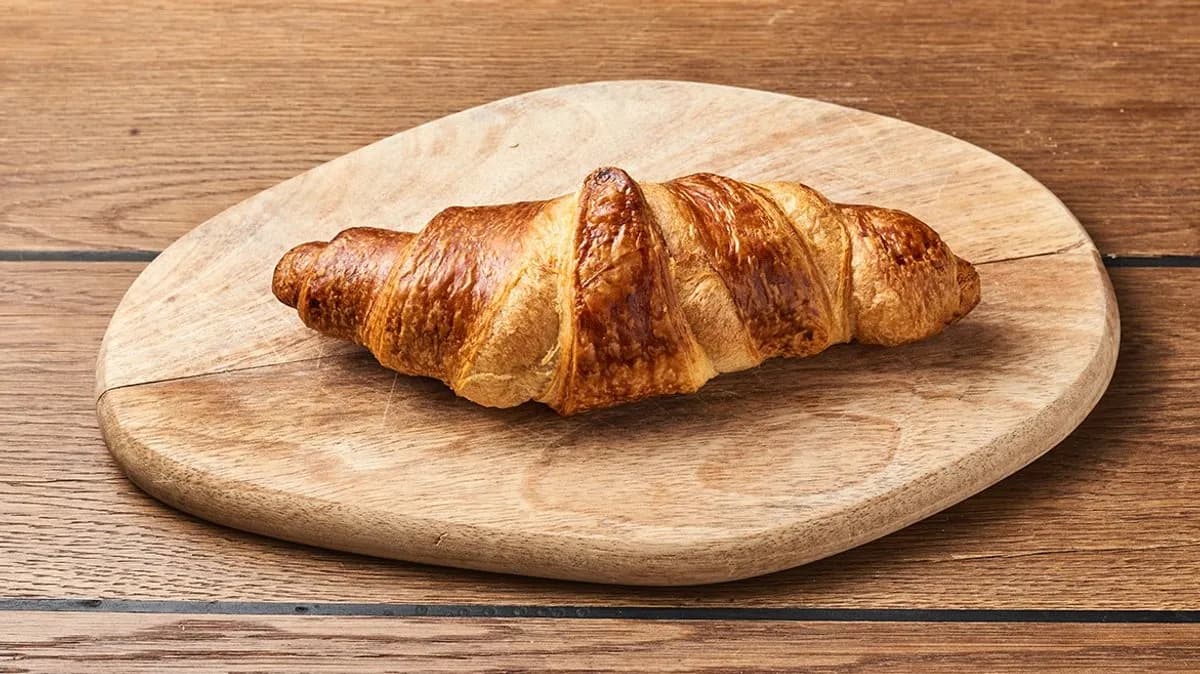 Frissen sütött croissant, töltetlen