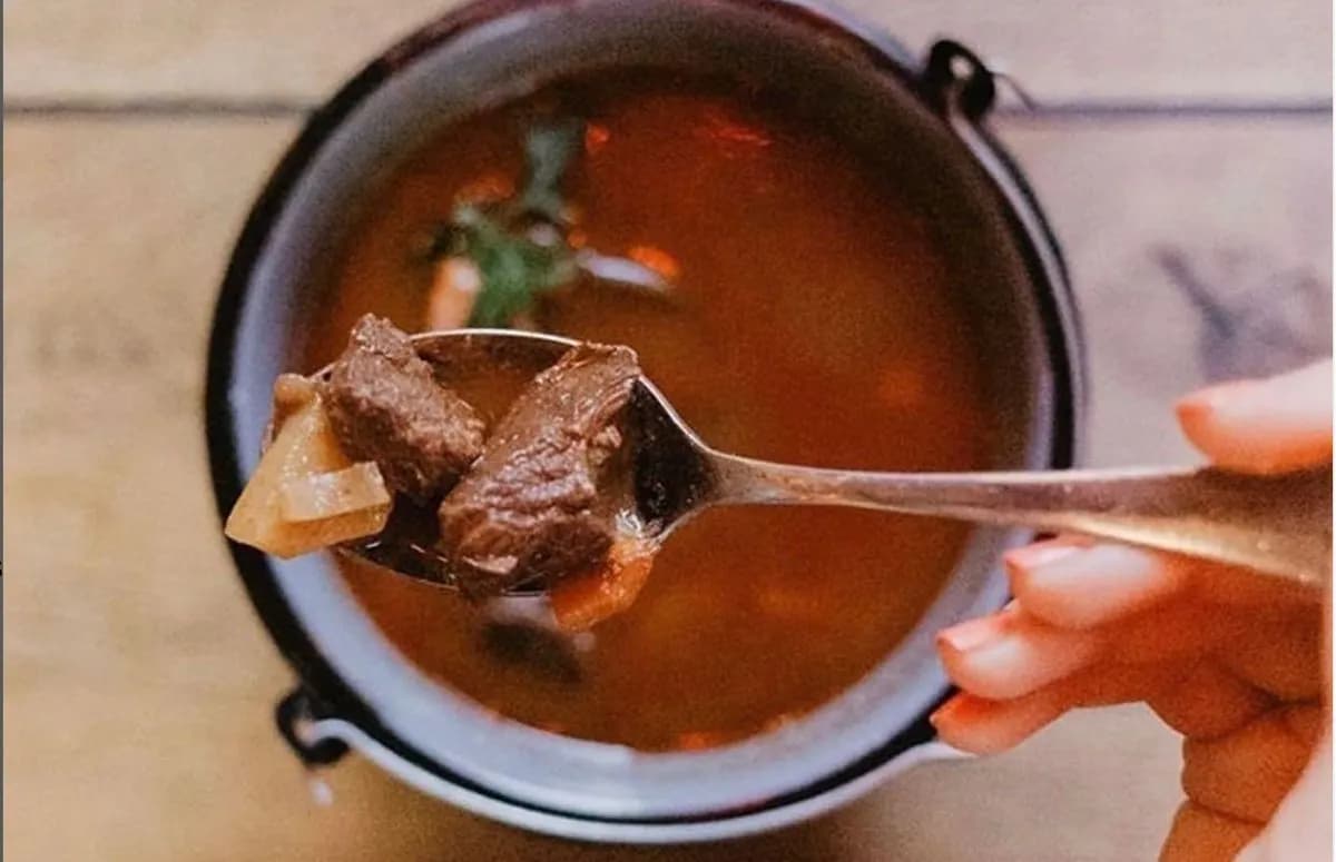 Magyaros gulyásleves bográcsban