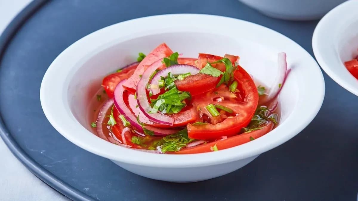 Hagymás paradicsomsaláta