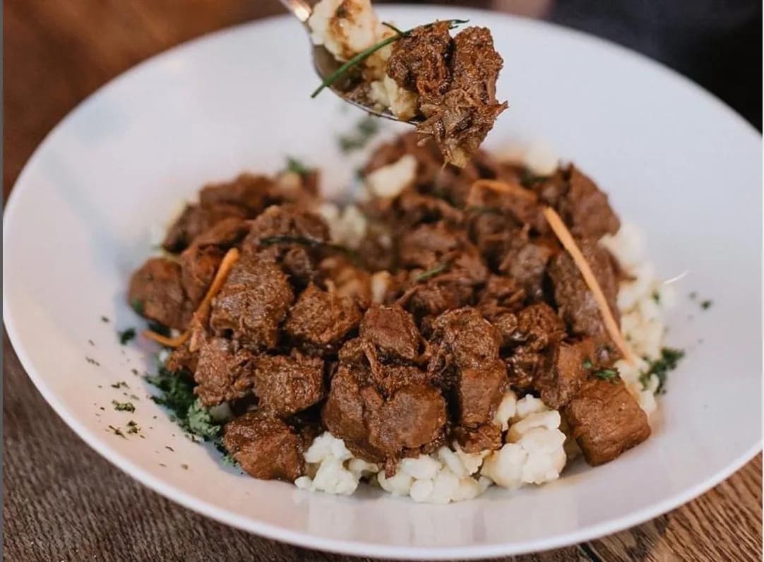 Vörösboros marhapörkölt galuskával