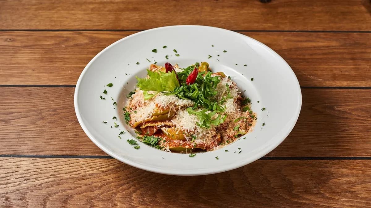 Ricottás, spenótos zöld tortellini chilis, fokhagymás paradicsomszóban V