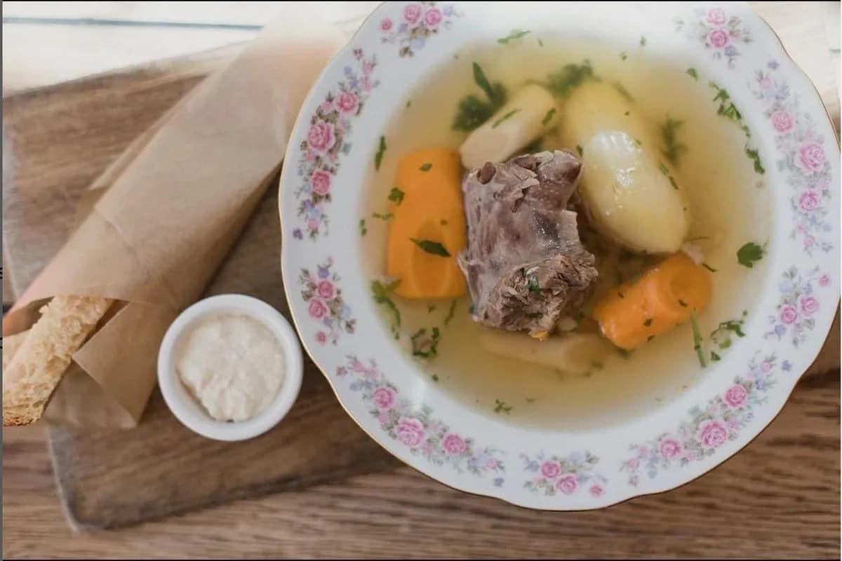 Húsleves gazdagon benne főttekkel (zöldségekkel, marhahússal)