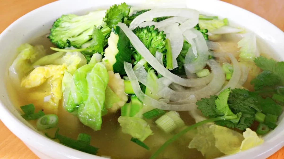 Üvegtészta leves zöldséggel (mien rau)