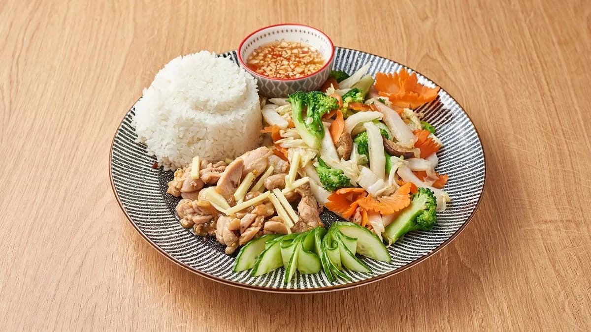 Wokban gyömbéres csirkehús jázminrizzsel, zöldséggel (com trang ga kho gung)
