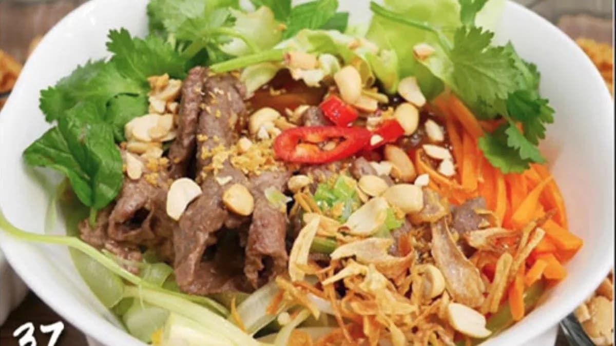 Hideg pho tészta keverve marhahússal, édes-savanyú szósszal