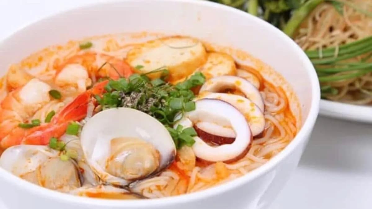 Rizs cérnametélt leves tenger gyümölcsei (bun hai san)